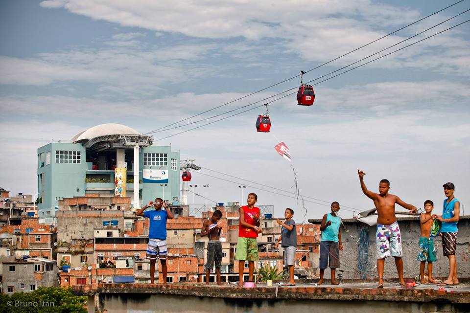 Het kleurrijke gezicht van de favela's: over vliegers en vrijheid